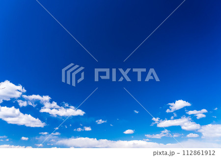 春の青空と広いフリースペース 春の青空と広いフリースペース 112861912