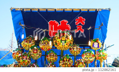 西新井大師(東京都足立区)の納めの大師の風景 西新井大師(東京都足立区)の納めの大師の風景 112862161