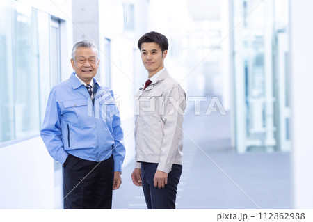作業着の男性　2人　笑顔 112862988