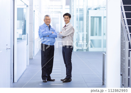 作業着の男性　2人　腕組み 112862993