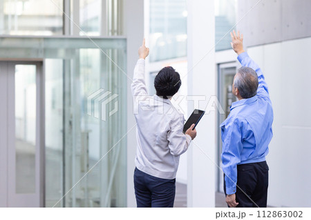 作業服の男性 不動産 デベロッパー 作業服の男性 不動産 デベロッパー 112863002