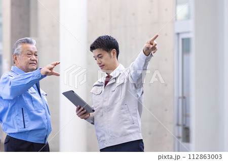 作業服の男性　不動産　デベロッパー 112863003