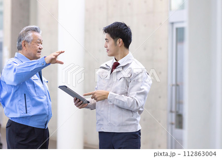 作業服の男性　不動産　デベロッパー 112863004