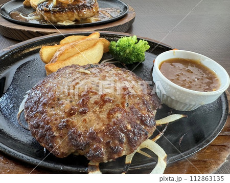 こんがりと焼き目のついたハンバーグステーキ 112863135