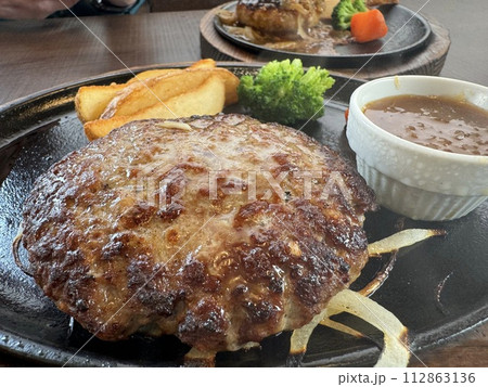 こんがりと焼き目のついたハンバーグステーキ 112863136