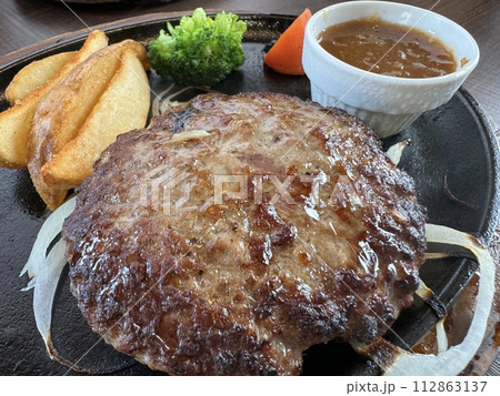 こんがりと焼き目のついたハンバーグステーキ こんがりと焼き目のついたハンバーグステーキ 112863137