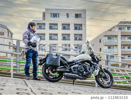 東京ツーリング　坂道に停めた大型バイクとライダー 112863210