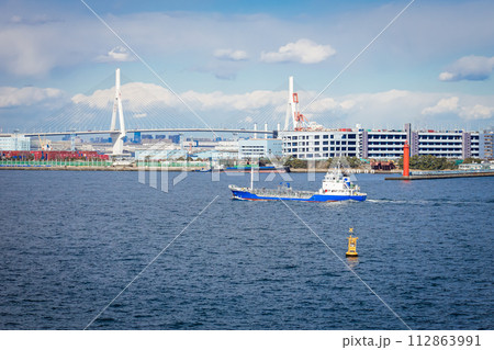 横浜港本牧埠頭沖で働く船（シンボルタワー公園） 112863991
