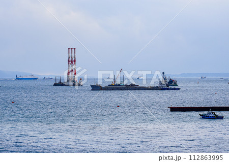 横浜港本牧埠頭沖で働く船（シンボルタワー公園） 112863995