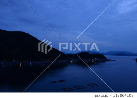 伊根湾の夜景(京都府伊根町) 伊根湾の夜景(京都府伊根町) 112864108
