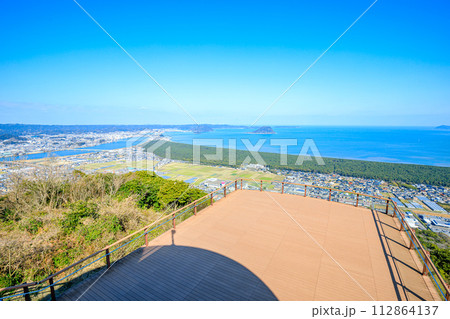 春の鏡山展望台から見た景色　佐賀県唐津市 112864137