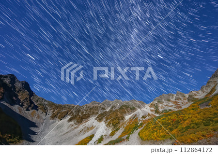 月明かりの紅葉の北アルプス・涸沢と星空 月明かりの紅葉の北アルプス・涸沢と星空 112864172