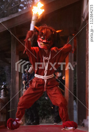 松明を持って近づく赤鬼 松明を持って近づく赤鬼 112864255
