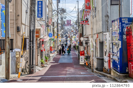 東京都世田谷区の都市風景 明大前駅 東京都世田谷区の都市風景 明大前駅 112864793