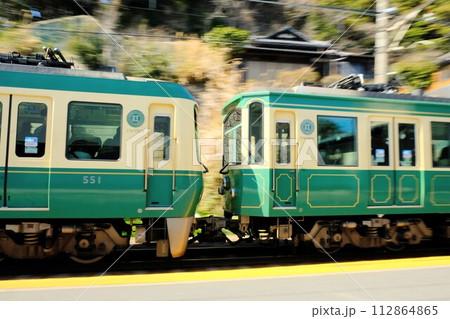 道路の横を走る江ノ電 112864865