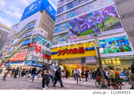 日本の東京都市景観 賑わう秋葉原駅前(中央通りではホコ天実施)。放置自転車が… 日本の東京都市景観 賑わう秋葉原駅前(中央通りではホコ天実施)。放置自転車が… 112864935