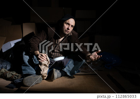A homeless person asks for small money to improve his situation. 112865033
