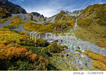 涸沢ヒュッテから見る紅葉の北アルプス・涸沢カール 112865439