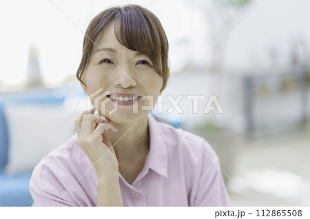 カメラ目線のミドルエイジの女性のポートレート カメラ目線のミドルエイジの女性のポートレート 112865508