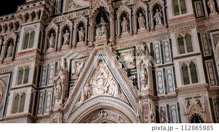 The famous Florentine cathedral illuminated at night 112865985