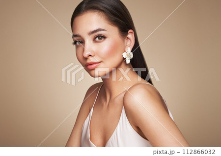 Portrait beautiful young woman with clean fresh skin 112866032