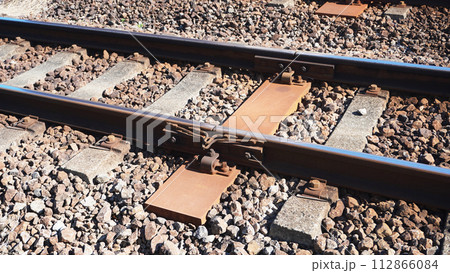 鉄道のある風景（線路のレールをつなぐ継目板とバラスト） 112866084