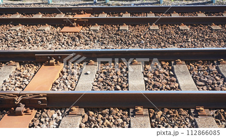 鉄道のある風景（線路のレールとバラスト） 112866085