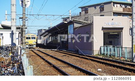 鉄道のある風景（伊豆箱根鉄道の大場駅にとまる電車と線路） 112866091