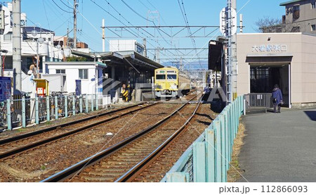 鉄道のある風景(伊豆箱根鉄道の大場駅にとまる電車と線路) 鉄道のある風景(伊豆箱根鉄道の大場駅にとまる電車と線路) 112866093