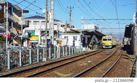 鉄道のある風景(伊豆箱根鉄道の大場駅にとまる電車と架線) 鉄道のある風景(伊豆箱根鉄道の大場駅にとまる電車と架線) 112866096