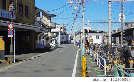 鉄道のある風景（伊豆箱根鉄道の大場駅前）静岡県三島市 112866099