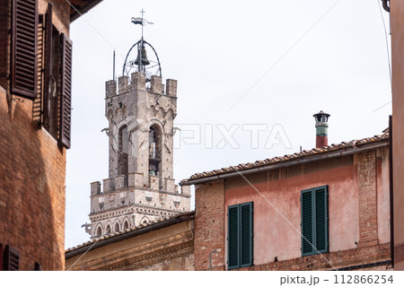 Tower of the iconic Palazzo Pubblico at the Piazza del Campo in downtown Siena 112866254