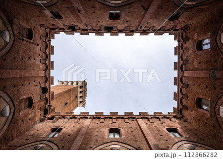 The courtyard of the Palazzo Pubblico in the center of Siena 112866282