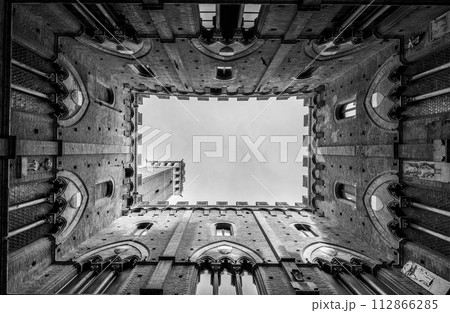 The courtyard of the Palazzo Pubblico in the center of Siena 112866285