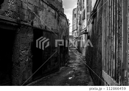 An empty path with old derelict houses in the center of Gargano, Italy 112866459