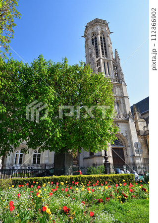 パリ、フランス。公園に咲くチューリップとサン ジェルマン ロクセロワ教会。2022年3月26日撮影。 パリ、フランス。公園に咲くチューリップとサン ジェルマン ロクセロワ教会。2022年3月26日撮影。 112866902
