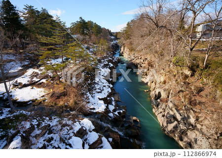 冬の厳美渓　天工橋からの眺望 112866974