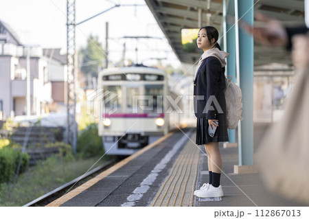ホームで電車のを待つ女子学生 撮影協力「京王電鉄株式会社」 ホームで電車のを待つ女子学生 撮影協力「京王電鉄株式会社」 112867013