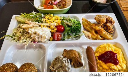 朝食で食べたホテルのバイキング 朝食で食べたホテルのバイキング 112867524