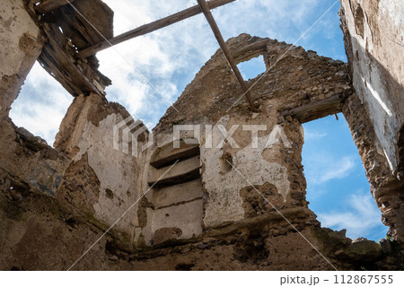 A ruined house at the famous path of the Gods at the Amalfi coast, Italy A ruined house at the famous path of the Gods at the Amalfi coast, Italy 112867555