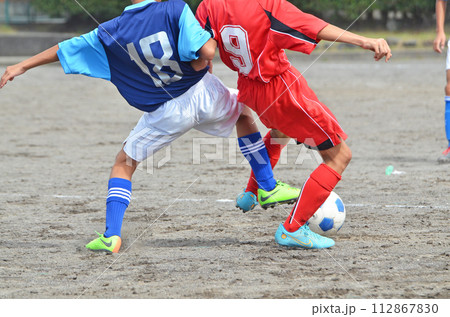 少年サッカーの試合(ボールの競り合いする選手) 少年サッカーの試合(ボールの競り合いする選手) 112867830
