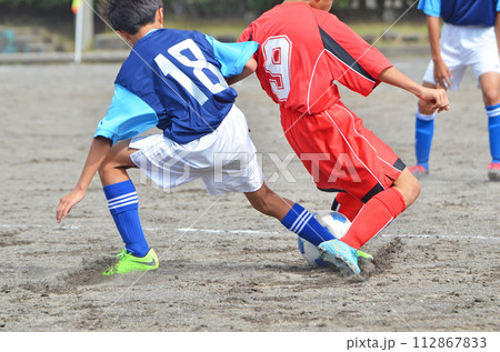 少年サッカーの試合(ボールの競り合いする選手) 少年サッカーの試合(ボールの競り合いする選手) 112867833