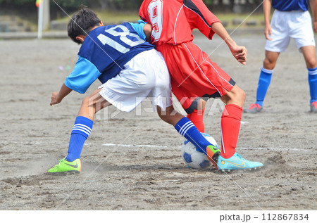 少年サッカーの試合(ボールの競り合いする選手) 少年サッカーの試合(ボールの競り合いする選手) 112867834