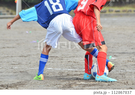 少年サッカーの試合(ボールの競り合いする選手) 少年サッカーの試合(ボールの競り合いする選手) 112867837