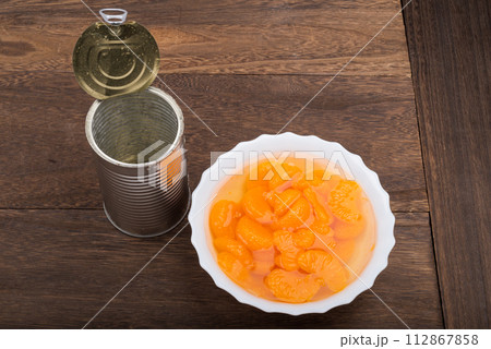 白い深皿に入れた缶詰のみかんと缶 白い深皿に入れた缶詰のみかんと缶 112867858