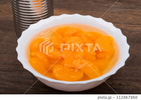 白い深皿に入れた缶詰のみかんのアップ 白い深皿に入れた缶詰のみかんのアップ 112867860