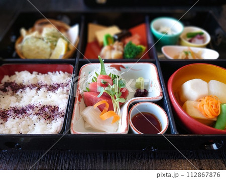 きれいに盛られた松花堂弁当 112867876