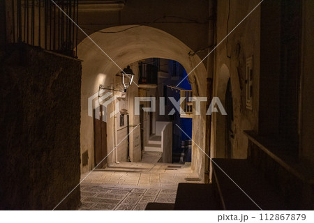 Abandoned typical alleyway in downtown Vieste, Italy 112867879