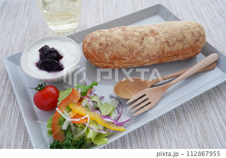 カフェご飯のような揚げパンとヨーグルトと野菜のワンプレート朝食 カフェご飯のような揚げパンとヨーグルトと野菜のワンプレート朝食 112867955