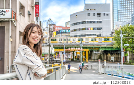 笑顔の若い女性 水道橋駅 笑顔の若い女性 水道橋駅 112868018